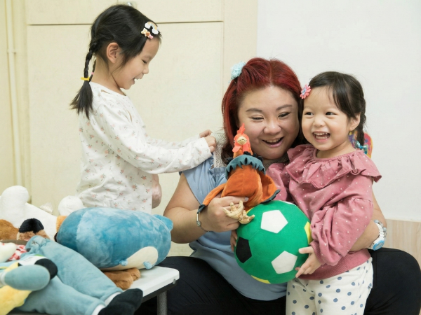 導師與兒童互動